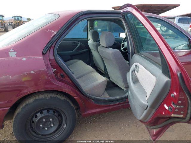 Toyota Camry Le Image 6