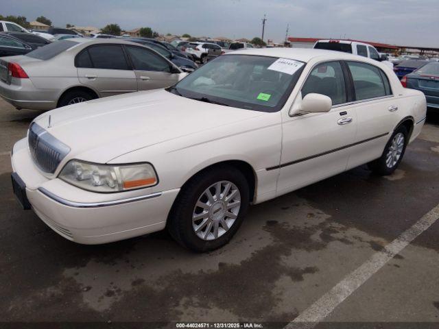 Lincoln Towncar Signature Image 4