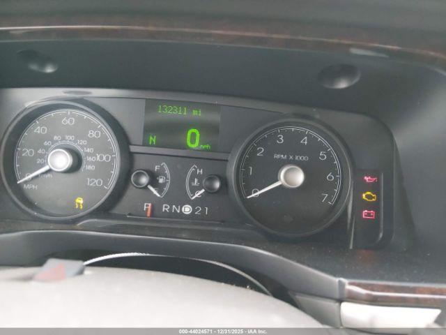 Lincoln Towncar Signature Image 9