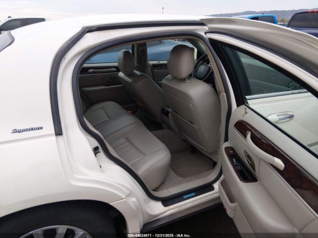 Lincoln Towncar Signature Image 2