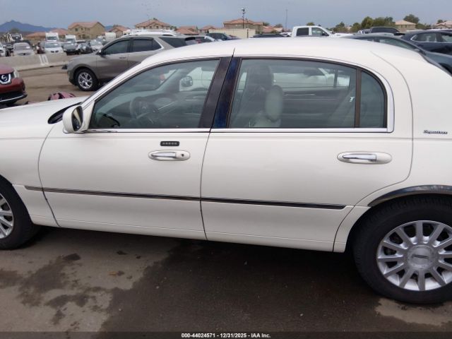 Lincoln Towncar Signature Image 3