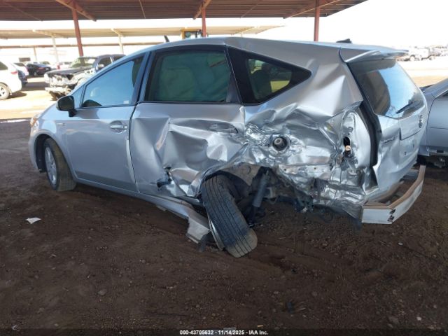 Toyota Prius v Three Image 5