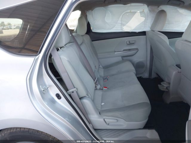 Toyota Prius v Three Image 14