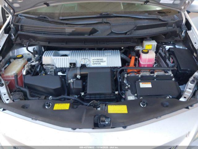 Toyota Prius v Three Image 7