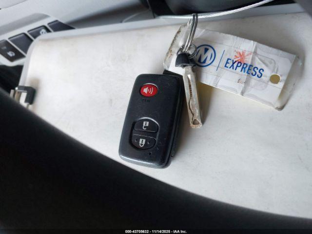 Toyota Prius v Three Image 9