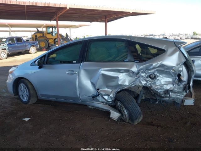 Toyota Prius v Three Image 11