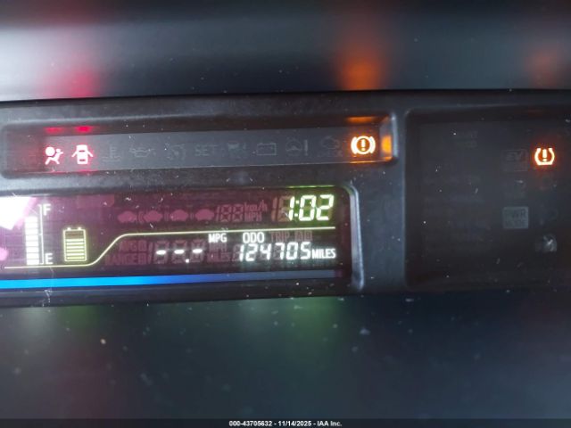 Toyota Prius v Three Image 10