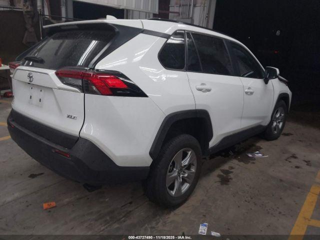 Toyota RAV4 Xle Image 2
