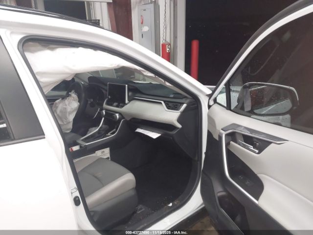 Toyota RAV4 Xle Image 6