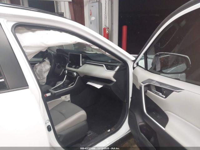 Toyota RAV4 Xle Image 6