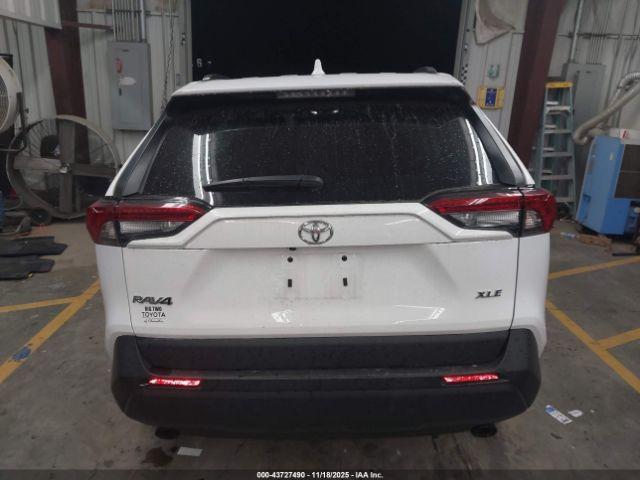 Toyota RAV4 Xle Image 4