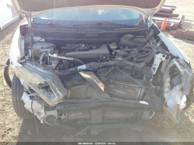 Nissan Rogue S Image 2