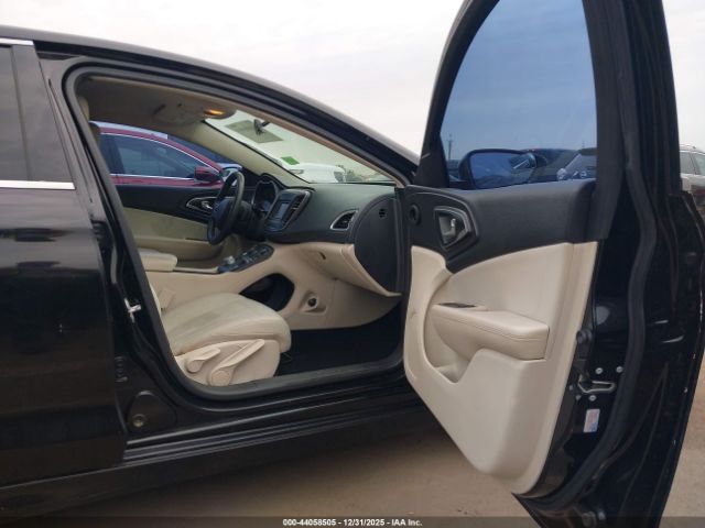 Chrysler 200 Limited Image 11