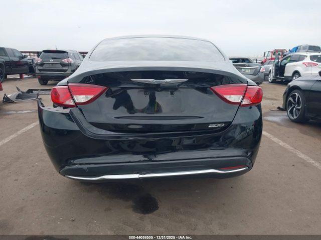 Chrysler 200 Limited Image 12