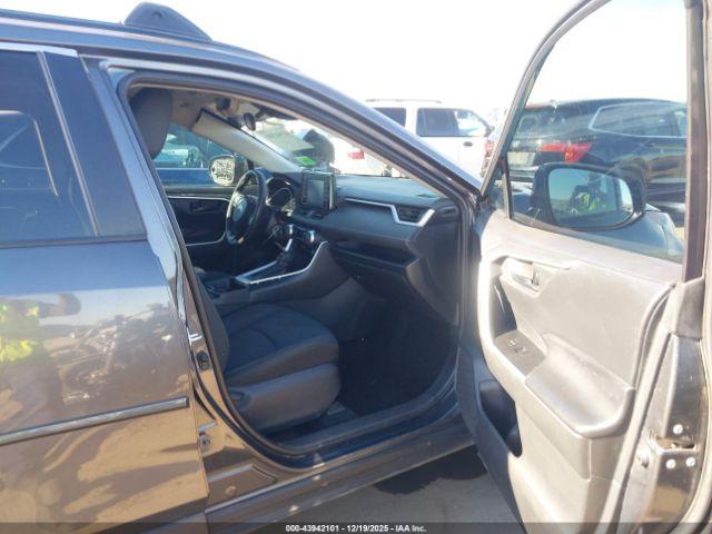 Toyota RAV4 Le Image 15