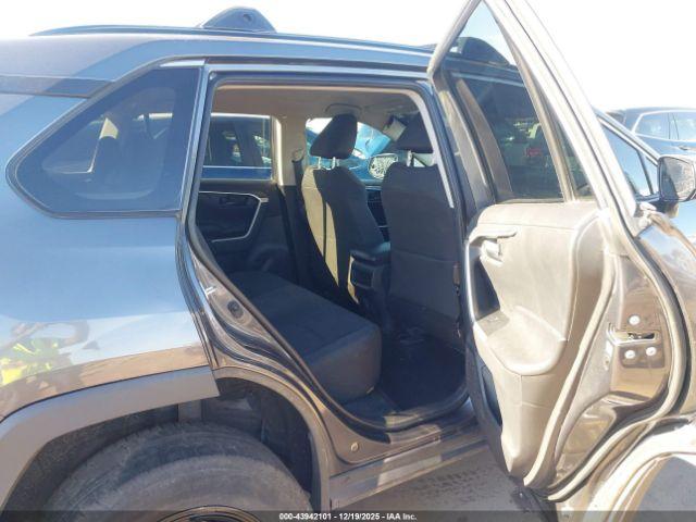 Toyota RAV4 Le Image 4