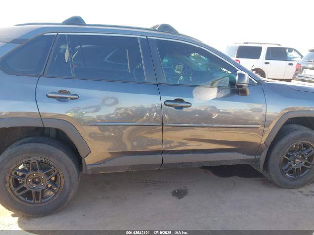 Toyota RAV4 Le Image 16