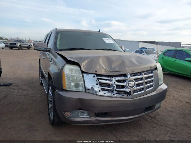 Cadillac Escalade Standard Image 9