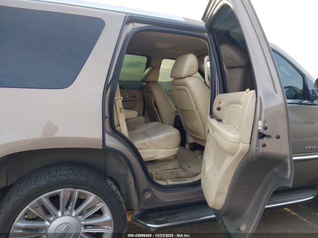 Cadillac Escalade Standard Image 7