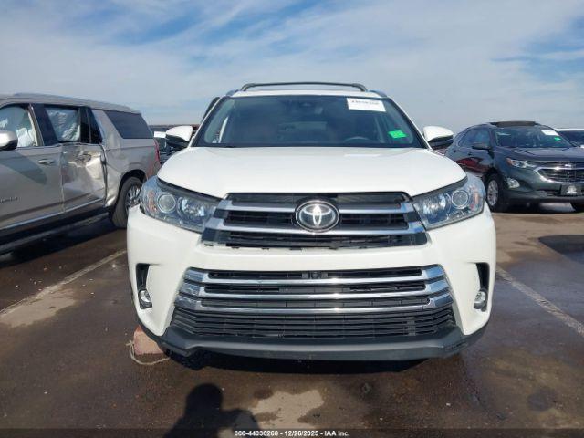 Toyota Highlander Limited Platinum Image 12