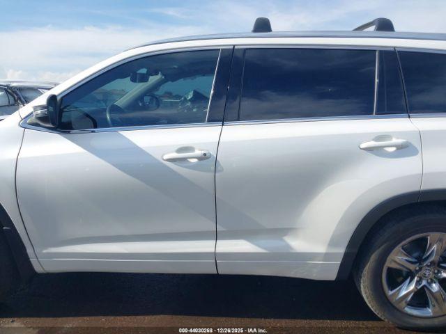 Toyota Highlander Limited Platinum Image 2