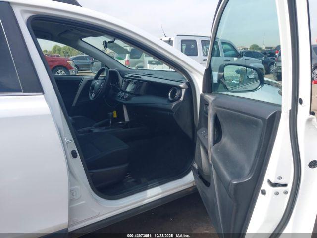 Toyota RAV4 Le Image 7