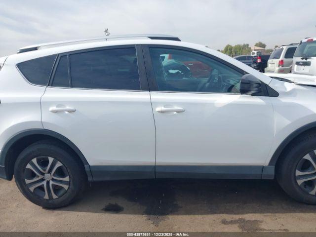 Toyota RAV4 Le Image 9