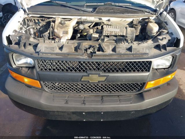 Chevrolet Express Work Van Image 4