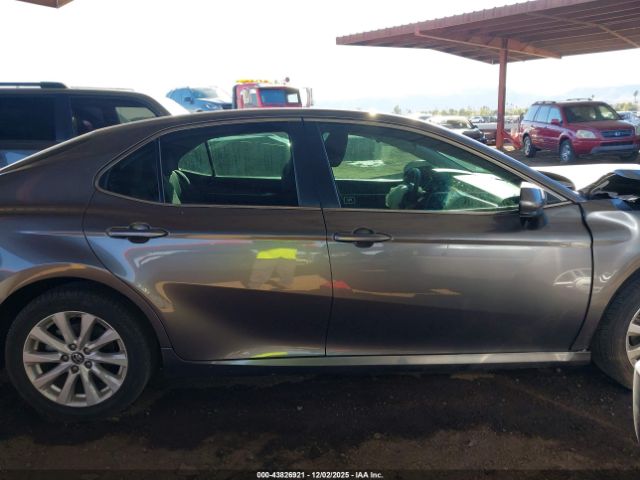 Toyota Camry Le Image 11