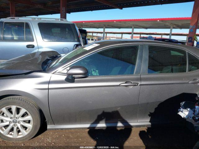 Toyota Camry Le Image 16