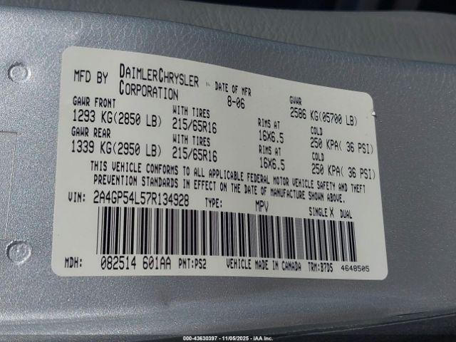 Chrysler Town & Country Touring Image 8