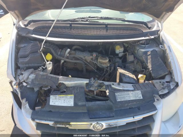 Chrysler Town & Country Touring Image 9