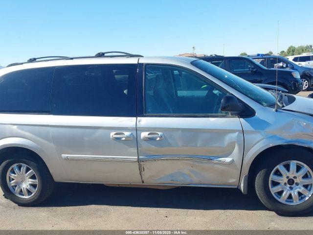 Chrysler Town & Country Touring Image 5