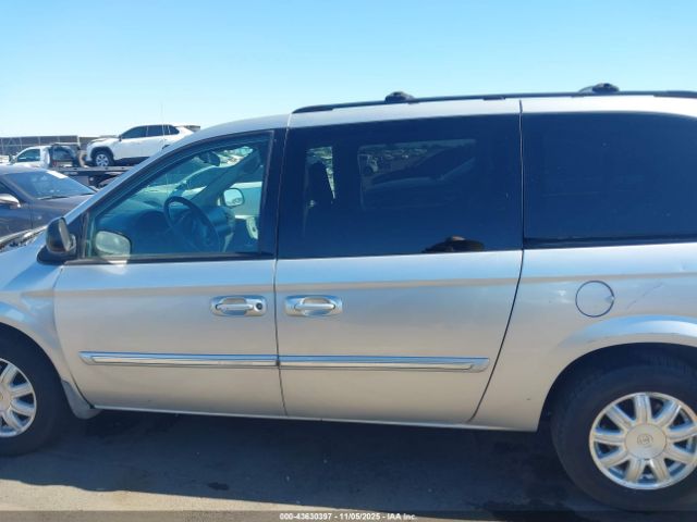 Chrysler Town & Country Touring Image 16