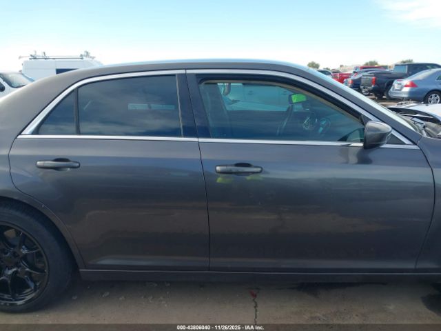 Chrysler 300 Image 14