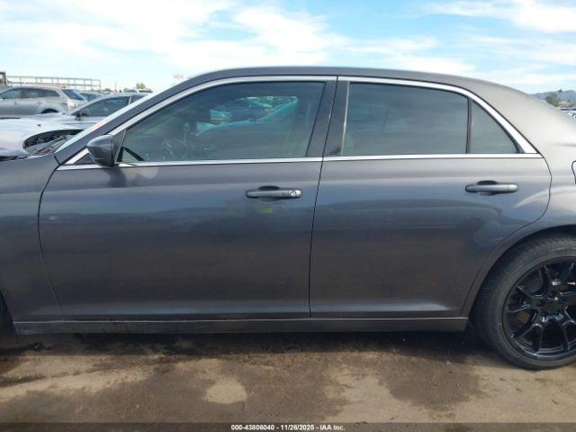 Chrysler 300 Image 13