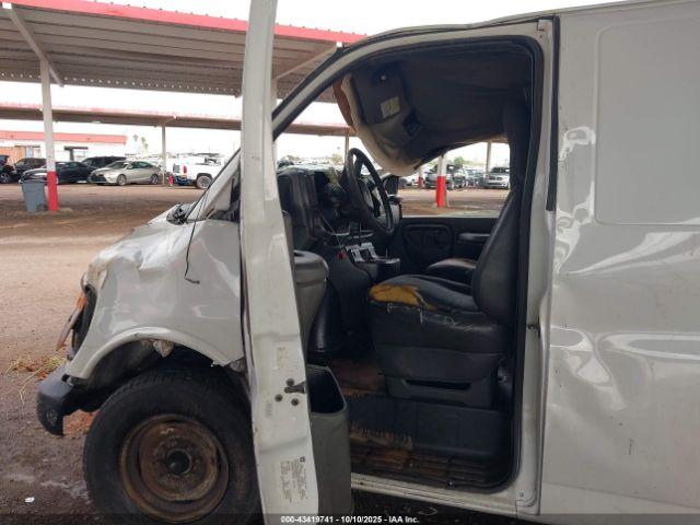 Chevrolet Express Image 3