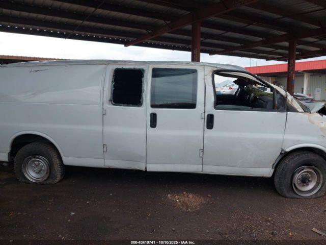 Chevrolet Express Image 15