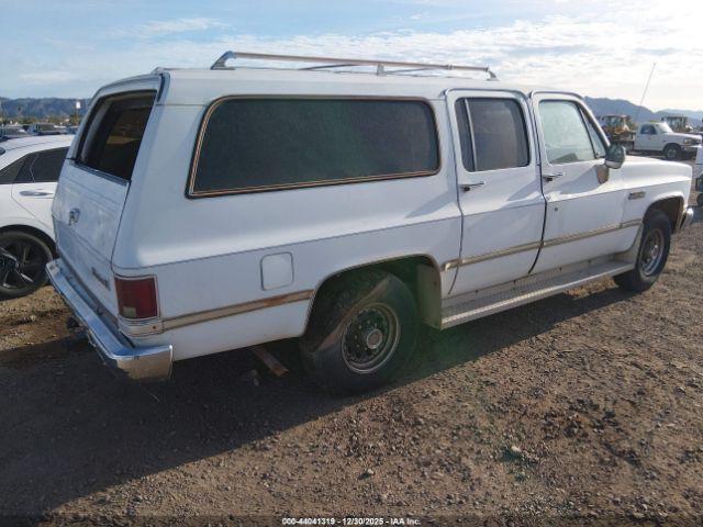 GMC Suburban C2500 Image 6