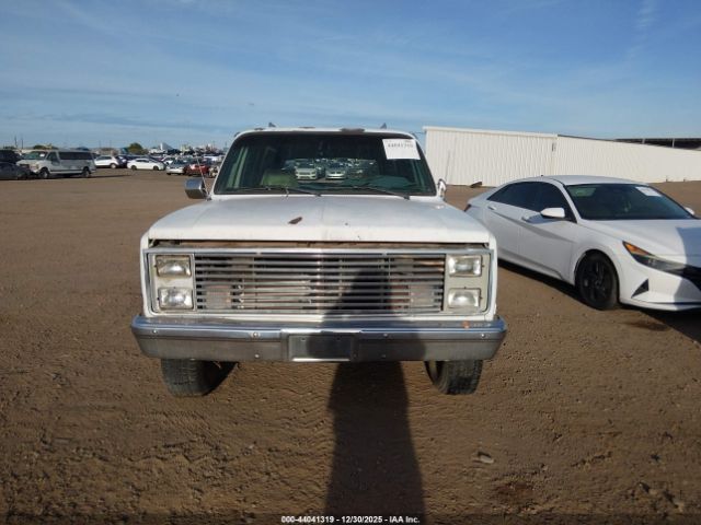 GMC Suburban C2500 Image 7