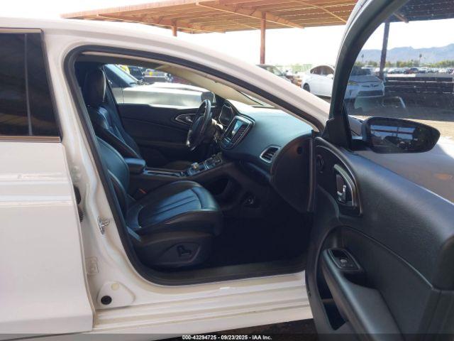 Chrysler 200 Limited Platinum Image 8