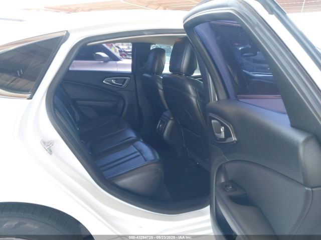 Chrysler 200 Limited Platinum Image 6