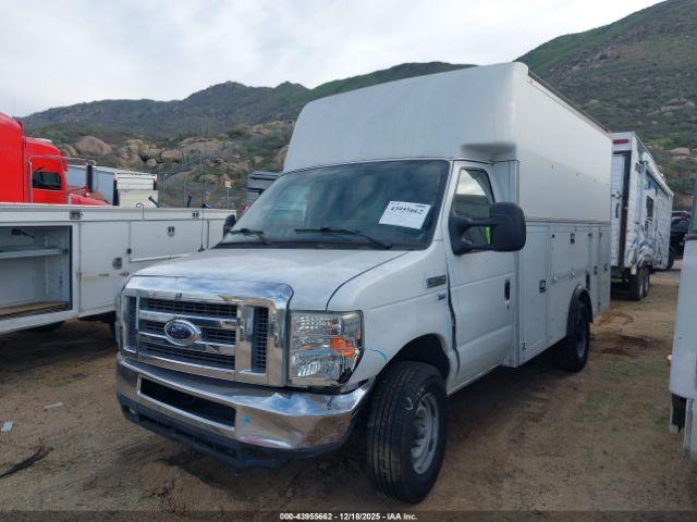 Ford E-350 Image 2