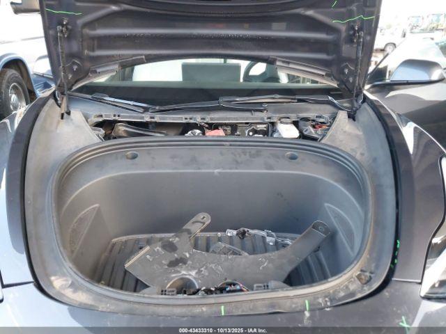 Tesla Model 3 Rear-wheel Drive Image 8