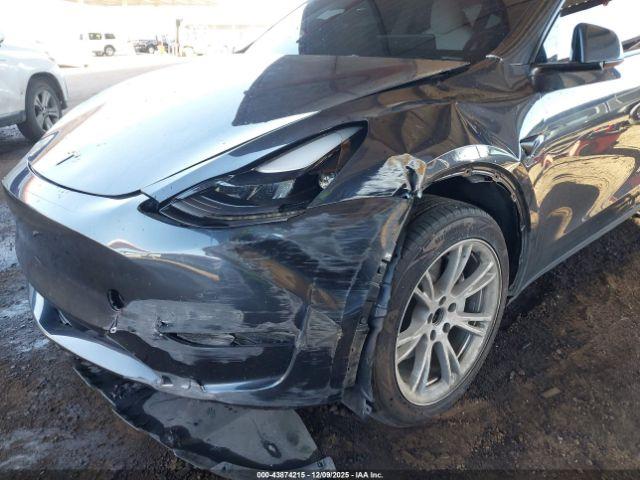 Tesla Model Y Long Range Dual Motor All-wheel Drive Image 16