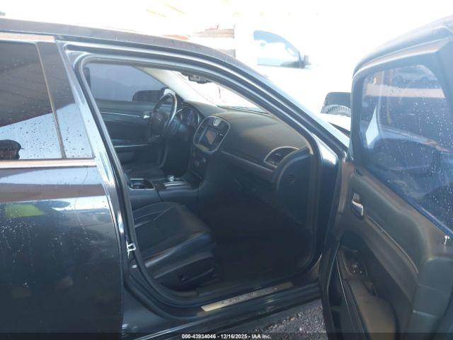 Chrysler 300c Image 11