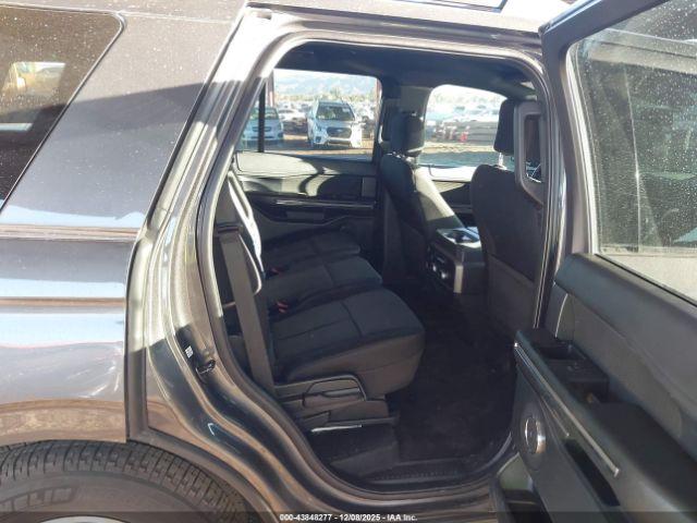 Ford Expedition Xlt Image 2
