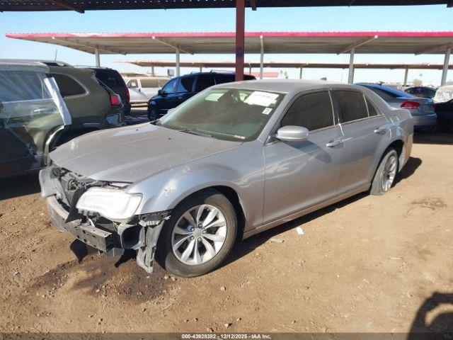 Chrysler 300 Limited Image 8