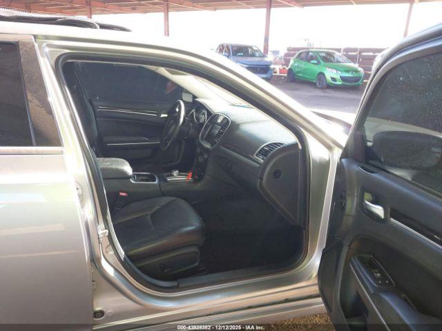 Chrysler 300 Limited Image 5