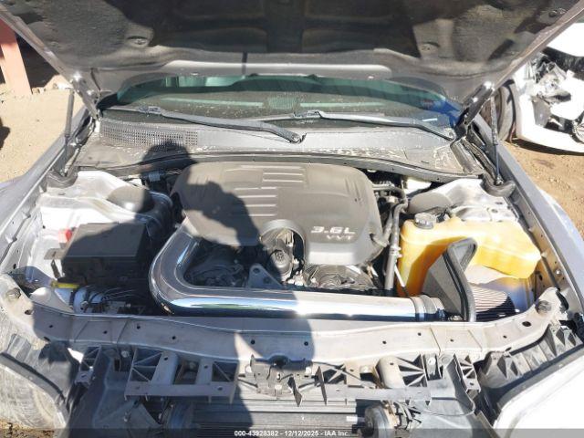 Chrysler 300 Limited Image 14